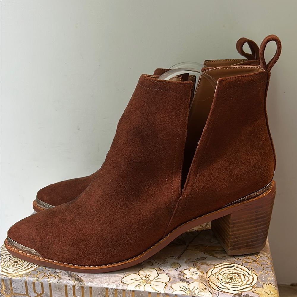 YDN Brown Faux Suede Western Style Pull On Booties Women's size 10